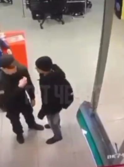 В Москве мужик что-то не поделил с охранником и втащил ему