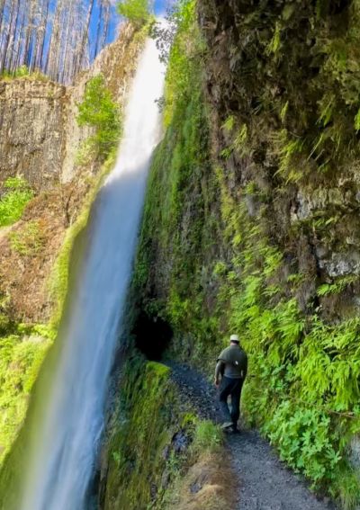 Туннель прямо под живописным водопадом в Орегоне (США)⁠⁠