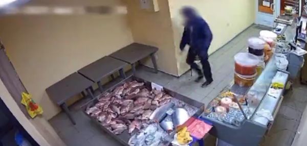В Полтаве произошло "ограбление" века: мужчина с ножом ворвался в рыбный магазин, проткнул лосося и убежал