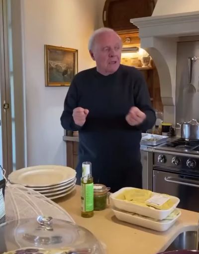 86-летний Энтони Хопкинс просто танцует румбу на кухне⁠⁠