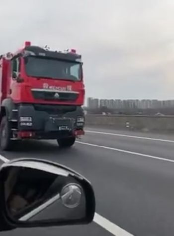 На дорогах Китая заметили «двухголовую» пожарную машину