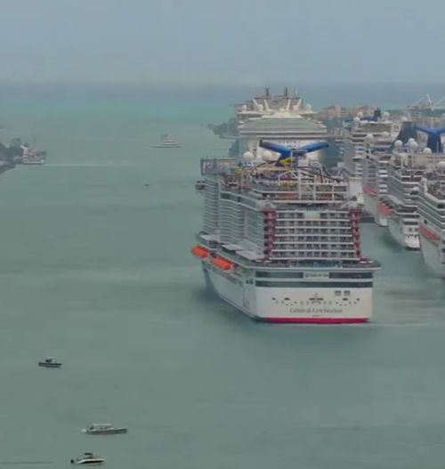 Круизные лайнеры покидают порт Майами⁠⁠