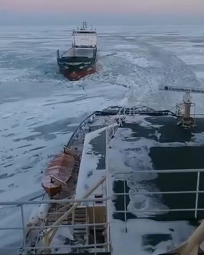 Ледокол спасает два судна⁠⁠