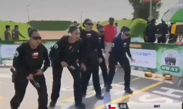 Женская команда из Чили на всемирном соревновании спецназа
