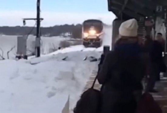 Прибытие поезда в снежный день
