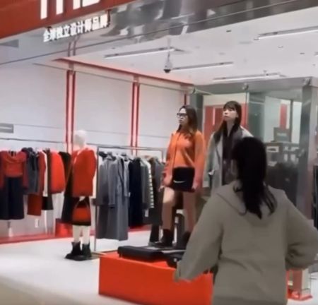 Китайская сеть магазинов ITIB, использует девушек вместо манекенов, которые ходят по беговой дорожке