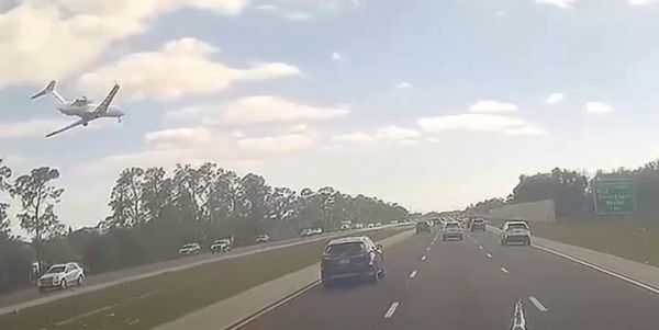 Во Флориде неисправный бизнес джет попытался приземлиться на шоссе