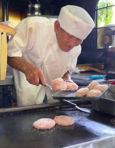 Самый дешевый и самый вкусный магазин Хот-догов в Японии, которым управляет дедушка уже 50 лет⁠⁠