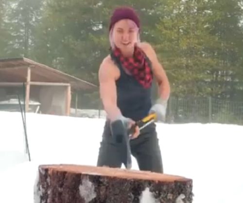 Канадская девушка эффектно колет дрова