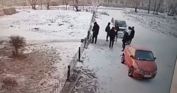 В Усть-Абакане водитель не справился с управлением при попытке выехать из колеи