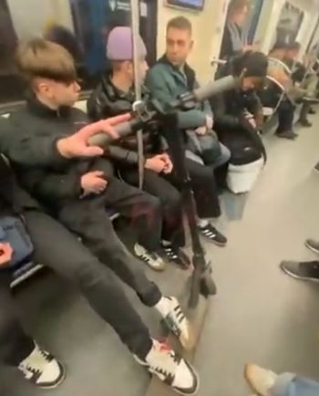 В московском метро мужчина попросил молодежь вести себя потише — в ответ был послан