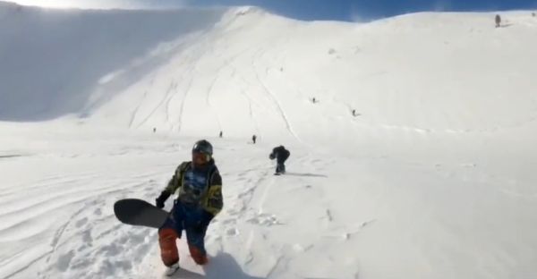 На хакасском горнолыжном курорте лавина сошла прямо на сноубордиста