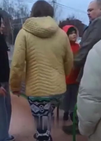Краснодарский батя пришёл на детскую площадку решать вопрос в детском конфликте и ударил головой девочку-подростка