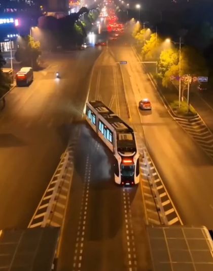 Безрельсовый трамвай китайском городе Чжучжоу⁠⁠
