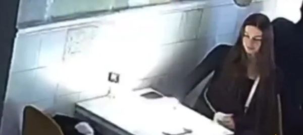 Девушка украла шубу за 270 000₽ у посетительницы кафе в центре Москвы