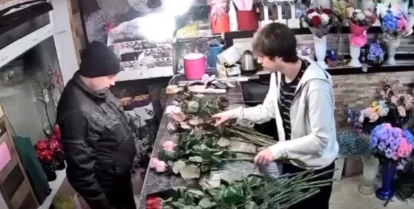 В Москве мужик так сильно торопился к даме сердца, что решил поторопить флориста, показав пистолет