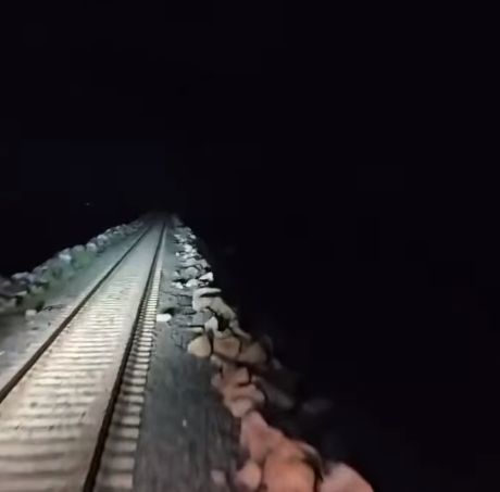 Ночное путешествие на поезде в условиях невероятной грозы⁠⁠