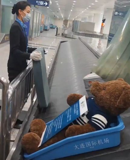 В аэропорту Пекина есть специальный сотрудник, который смягчает падение чемоданов при разгрузке