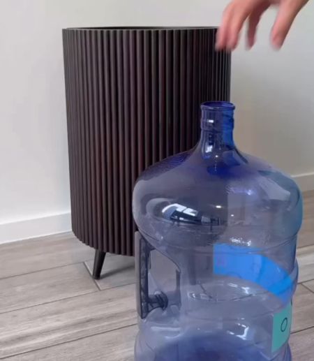 Как красиво разместить большую бутыль с водой⁠⁠