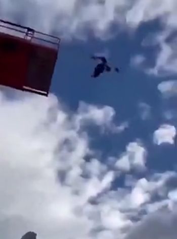 Прыгавший мужчина понял, что забыл раскрыть парашют, когда упал в воду