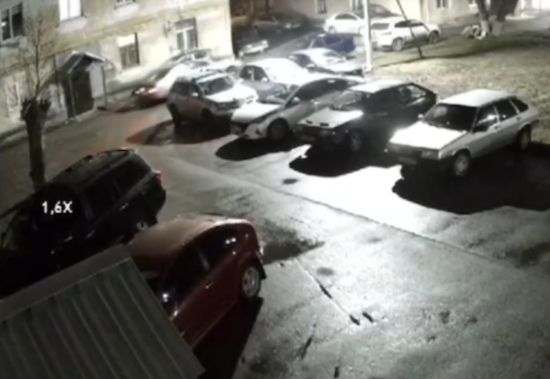 В Ногинске женщина протаранила 4 машины и подъезд при попытке припарковаться