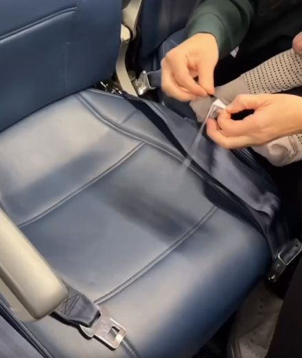 Сомнительное изобретение, которое заставляет детей сидеть на месте в самолете
