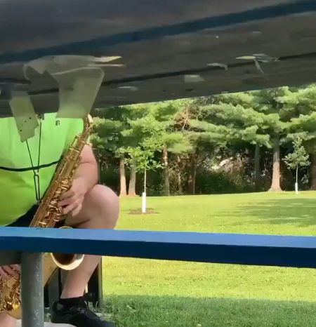 У человека, который каждое утро играл на саксофоне в парке, появился редкий поклонник⁠⁠