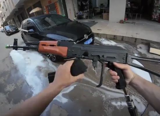 Пистолет для мойки машины в виде АК-47