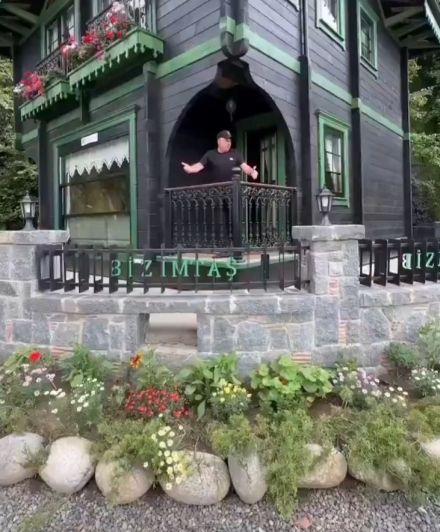 Житель Ризе построил дом вращающийся на 360 градусов