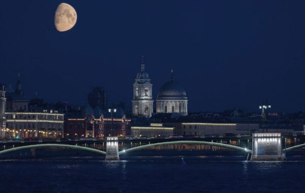 Заход Луны в Санкт-Петербурге