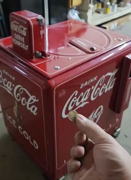Винтажный автомат по продаже кока-колы⁠⁠