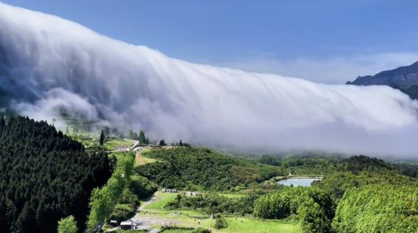 Редкое явление водопада из облаков наблюдали сегодня жители Наньчуаня