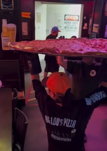 Так выглядит 157-сантиметровая пицца в одном из заведений Техаса