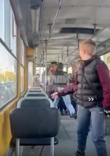 Мужчина в Екатеринбурге проучил зумеров, которые вели себя неподобающим образом