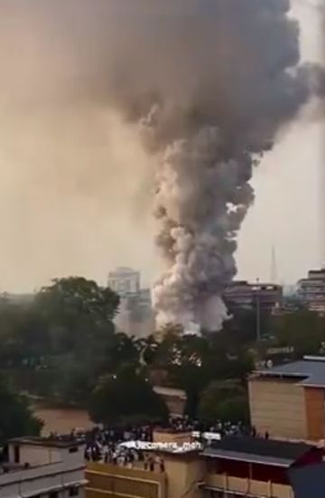 В Индии случился пожар на складе пиротехники. Получилось крайне эффектно