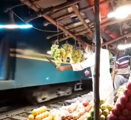 Продавец фруктов из Бангладеш пытается уберечь свой виноград от кражи⁠⁠