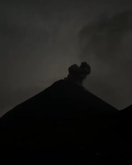 Молния ударяет в извергающийся вулкан⁠⁠