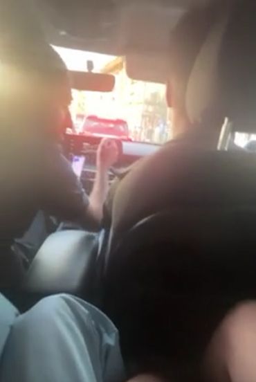 В Москве таксист и другой водитель начали «забивать стрелку» прямо на дороге и при пассажирах