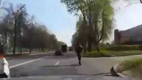В Кировском районе произошёл конфликт между водителем и самокатчиком
