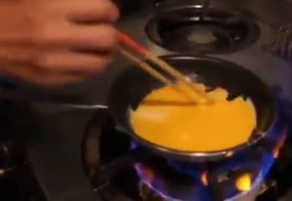 Японский шеф-повар готовит Омурайсу