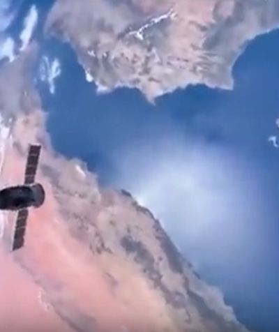 Российский космонавт запечатлел пролетающую над Средиземным морем муху