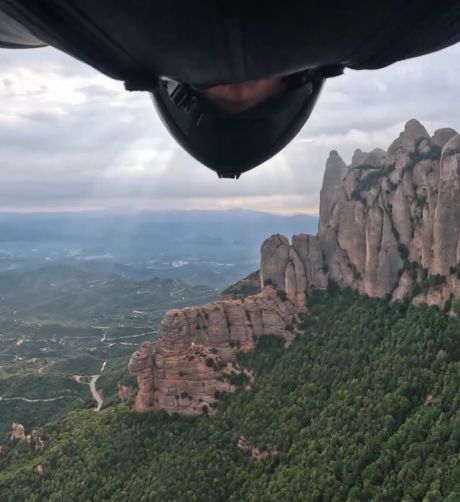 Пролетаем сквозь маленькое треугольное отверстие в знаменитой горе Монсеррат в Каталонии⁠⁠