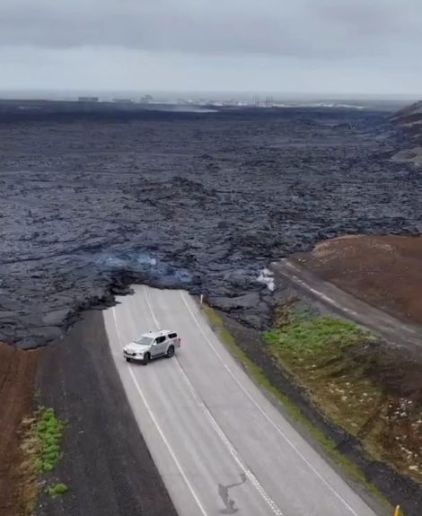 В Исландии основную дорогу к городу Гриндавик завалило лавой после недавнего извержения вулкана