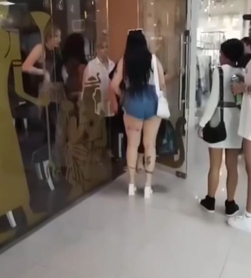 Во Владикавказе туристку выгнали из магазина из-за слишком коротких шорт⁠⁠