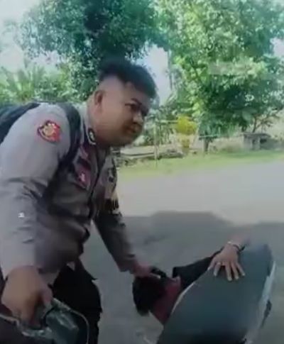 В Индонезии полицейский своеобразно решил вопрос с водителем мопеда, у которого шумно работал выхлоп