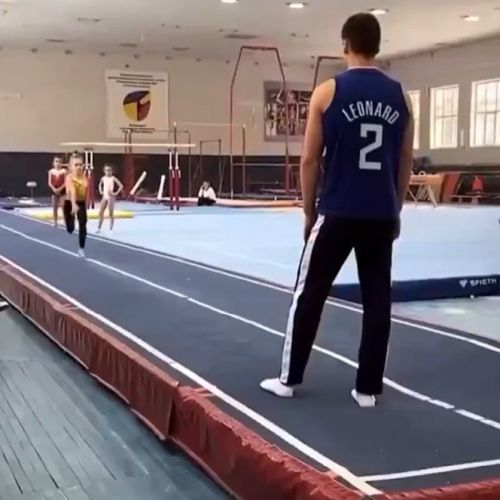 Иван Гапоненко из Волгограда тренирует юных гимнасток