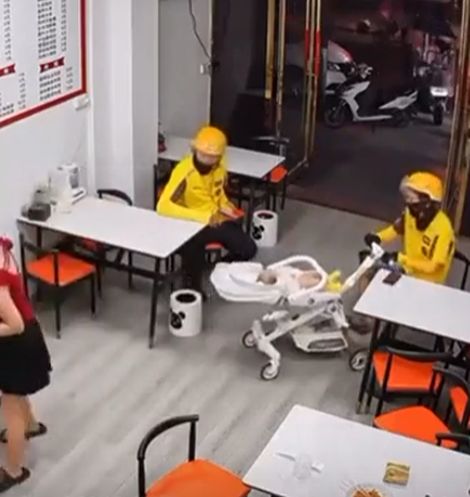 Посетители кафешки нянчатся с ребёнком работницы, пока та делает им еду на вынос⁠⁠