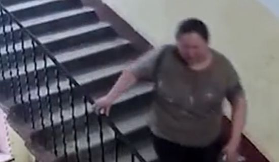 Обидчивый россиянин жестоко избил и спустил с лестницы свою девушку в Петербурге