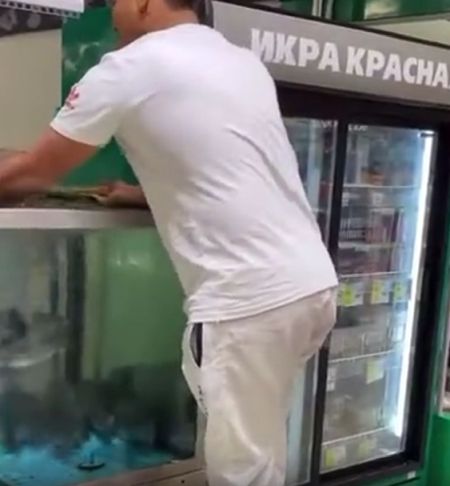 В Красноярске тувинские пранкеры искупались в аквариуме с рыбами в гипермаркете «Окей» в ТРЦ «Планета»