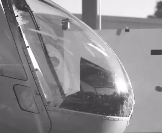 Краш-тест лобового стекла вертолета на удар с птицей на скорости 212 км/ч⁠⁠